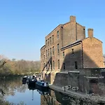 Huge Room In Loft With Sauna In Central London